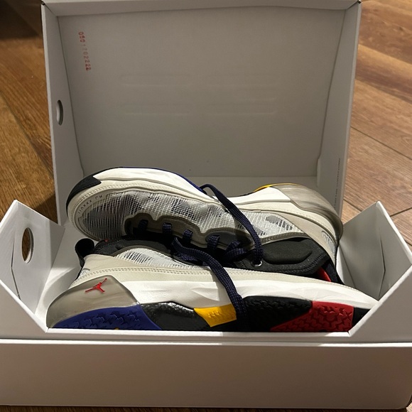 Air Jordan XXXVII (gs) size 5.5 basketball shoes (with box) - Picture 8 of 10